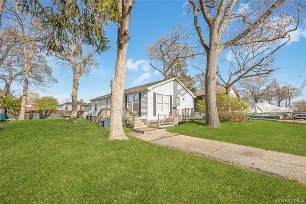 320 S Fulton Avenue, Lindenhurst, NY 11757