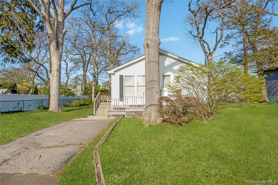 320 S Fulton Avenue, Lindenhurst, NY 11757 - #3