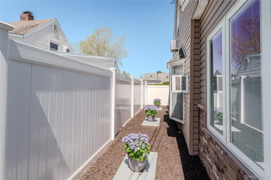16 Rainbow Lane, Levittown, NY 11756 - #3