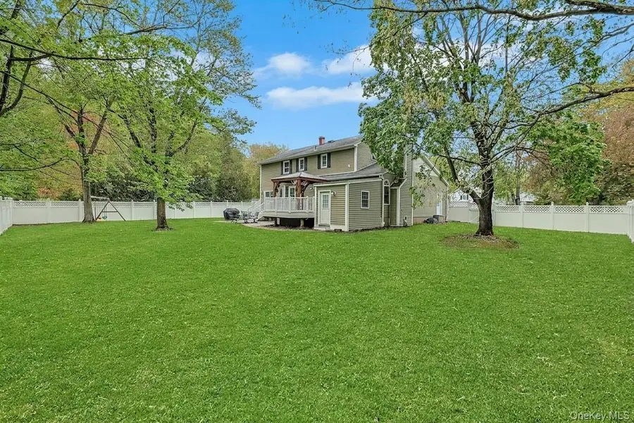 6 Mendolia Court, Pearl River, NY 10965 - #2