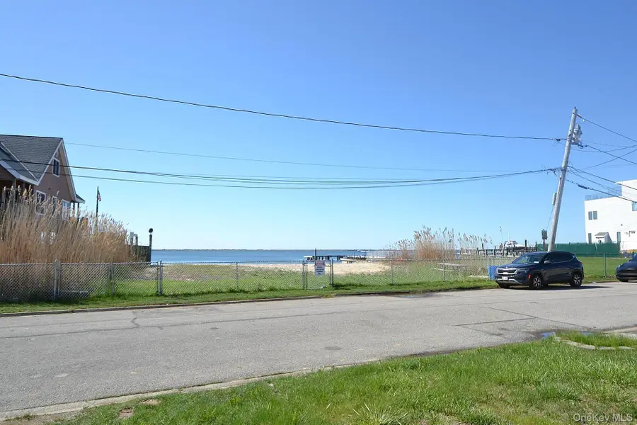 54 Bayview Avenue W, Lindenhurst, NY 11757 - #3
