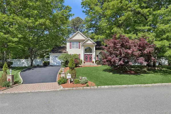 16 Winterberry Drive, Middle Island, NY 11953