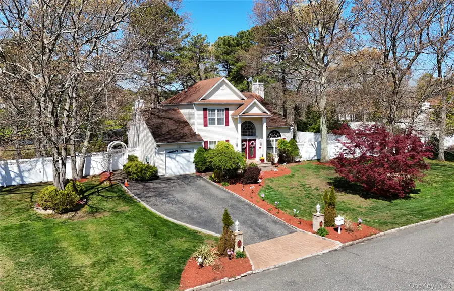 16 Winterberry Drive, Middle Island, NY 11953 - #3