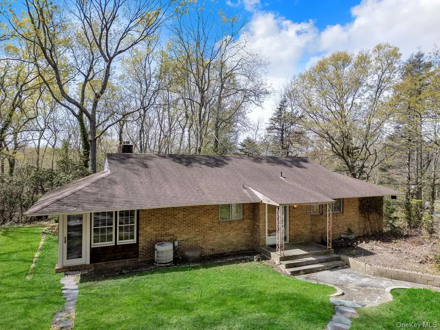 28 Picardy Lane, Laurel Hollow, NY 11791 - #3