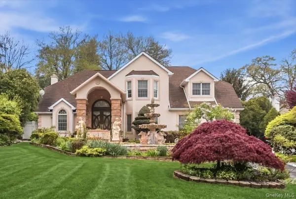21 Chauncey Place, Woodbury, NY 11797