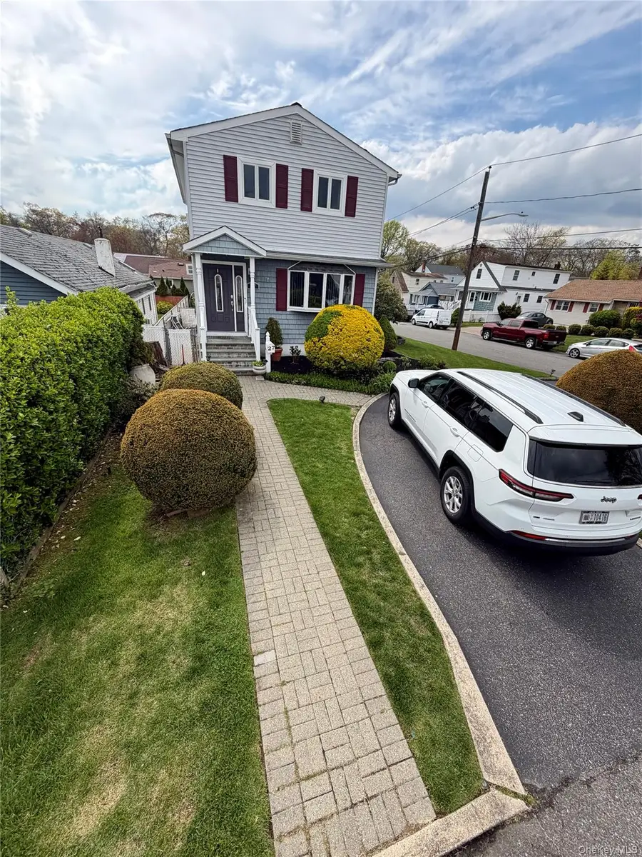 27 Colonial Road, Copiague, NY 11726 - #2