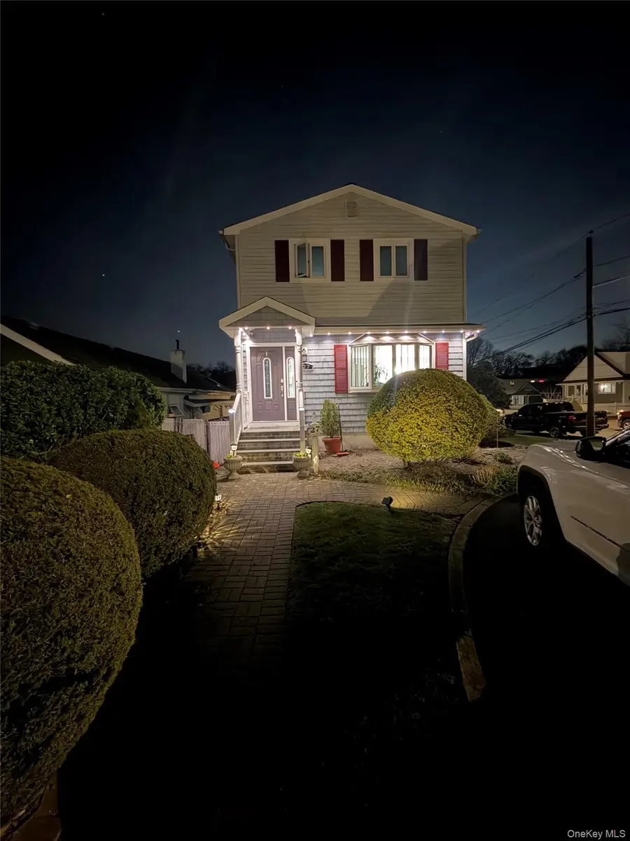 27 Colonial Road, Copiague, NY 11726 - #3