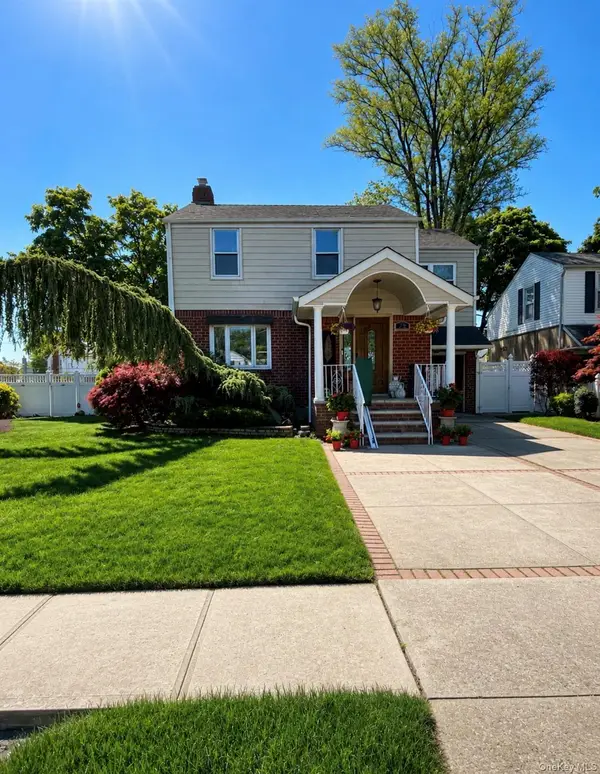 25 Nassau Street, Elmont, NY 11003
