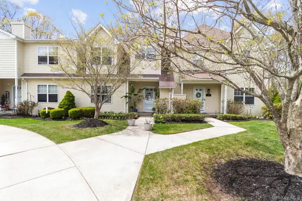 29 Daremy Circle #2e, Medford, NY 11763