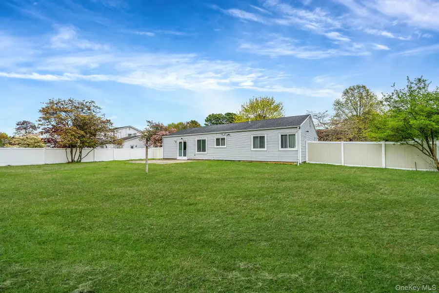 6 Lisa Court, Medford, NY 11763 - #3
