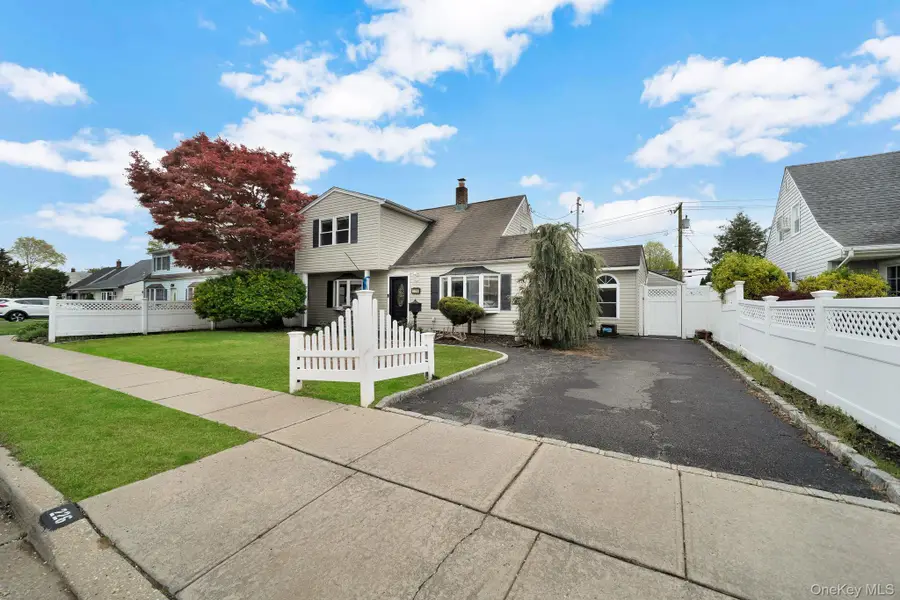 226 Old Farm Road, Levittown, NY 11756 - #2