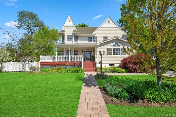 25 Bolton Street, Lindenhurst, NY 11757