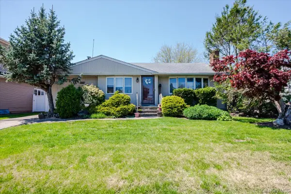 37 Wellesley Lane, Hicksville, NY 11801