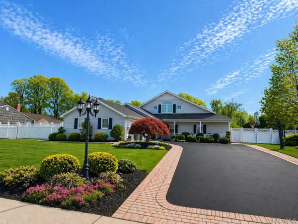 88 Pace Drive S, West Islip, NY 11795