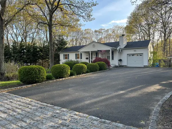 10 Black Pine St, Center Moriches, NY 11934