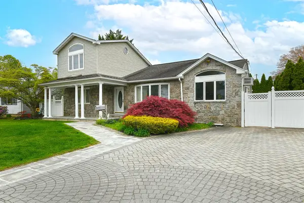 4 Ida Lane, North Babylon, NY 11703