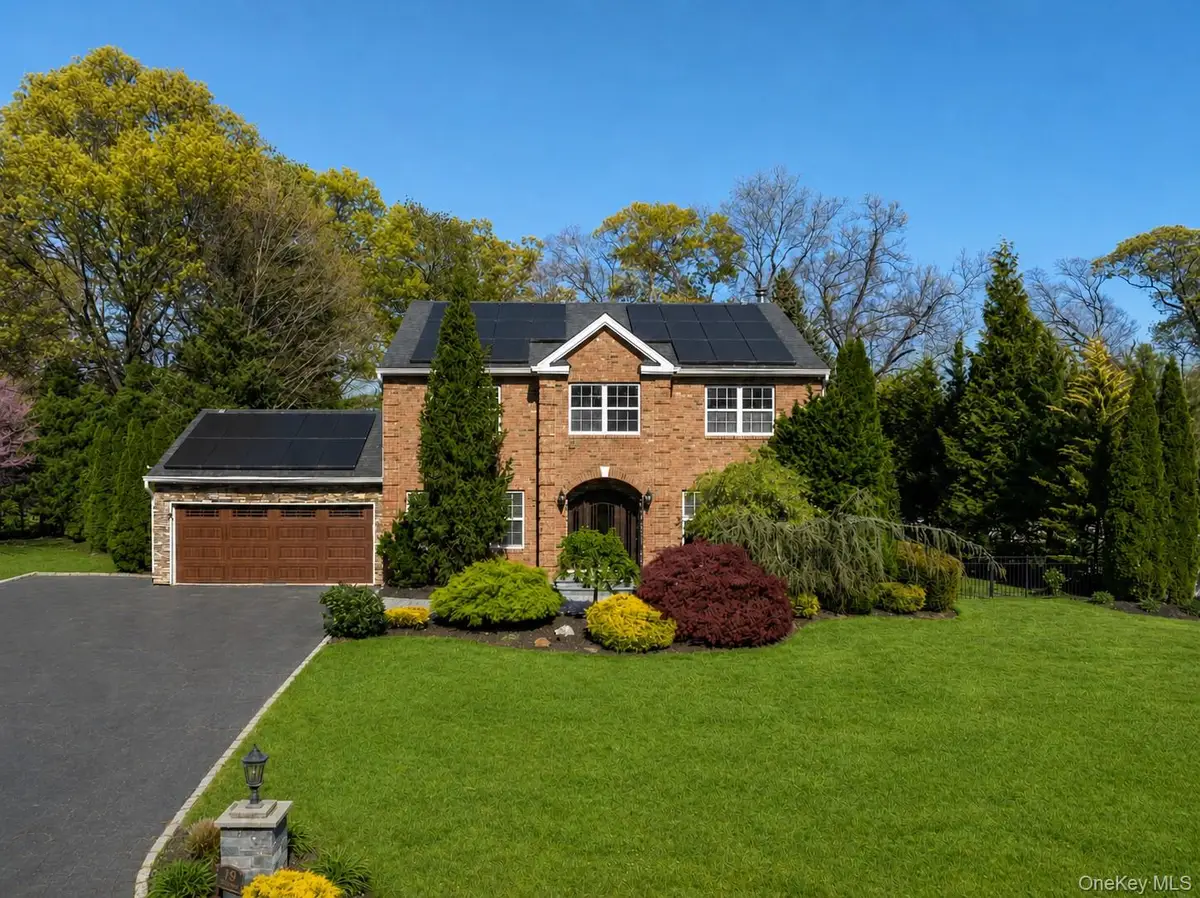 19 Hamilton Place, Lake Grove, NY 11755 - #1