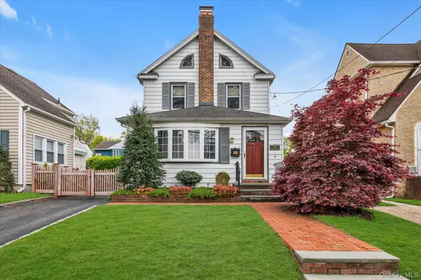 20 Highland Place, Great Neck, NY 11020
