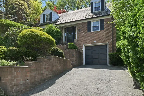 214 Nassau Avenue, Munsey Park, NY 11030