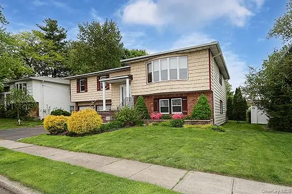 8 Broadfield Place, Glen Cove, NY 11542