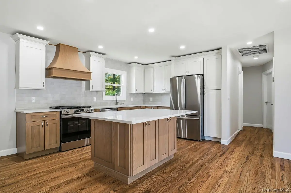 21 Robbins Street, Lindenhurst, NY 11757 - #1