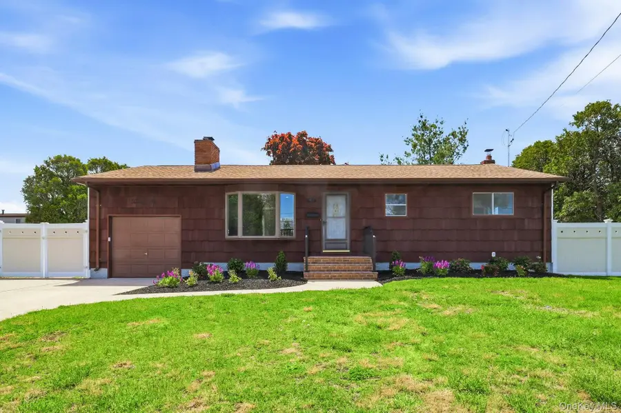 21 Robbins Street, Lindenhurst, NY 11757 - #3