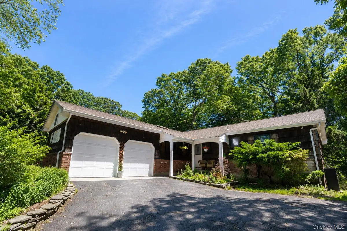 10 Camelot Lane, East Setauket, NY 11733 - #1