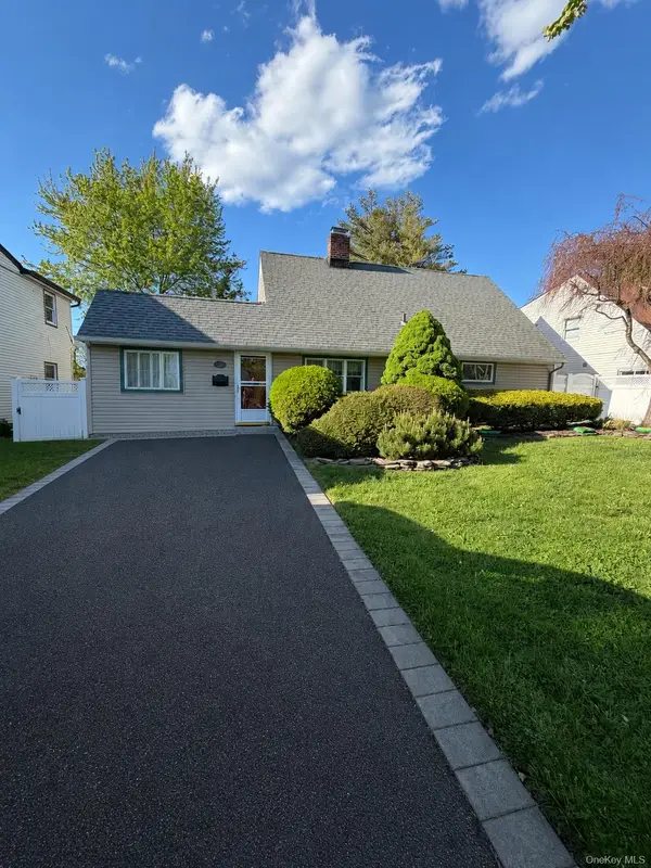27 Blossom Lane, Levittown, NY 11756
