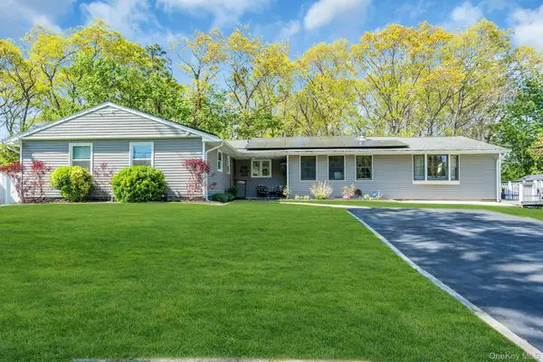 31 Peak Street, Ronkonkoma, NY 11779