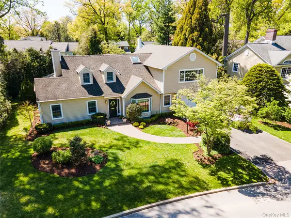 28 Old Field Lane, Great Neck, NY 11020
