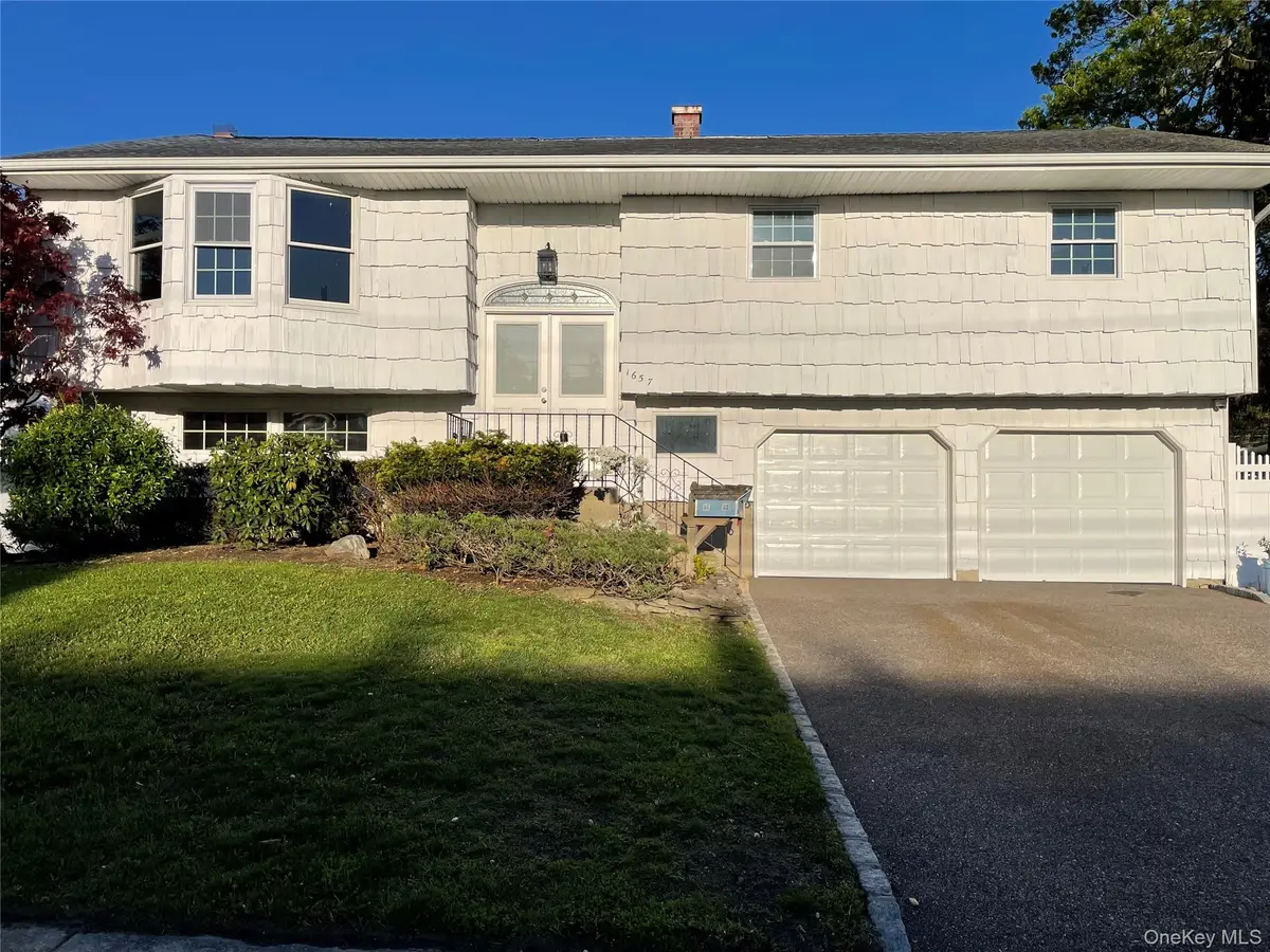 1657 Fairfax Avenue, West Islip, NY 11795 - #1
