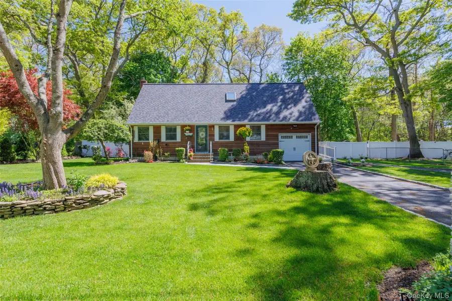 8 Loretta Court, Coram, NY 11727 - #3