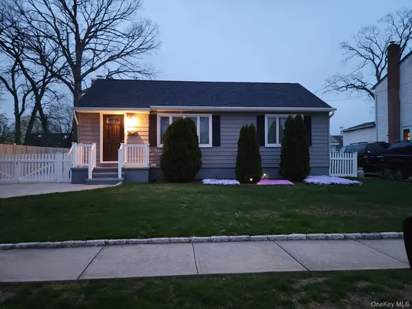 89 Parliament Place, North Babylon, NY 11703