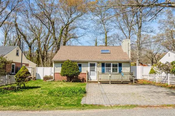 92 Wauwepex Trail, Ridge, NY 11961