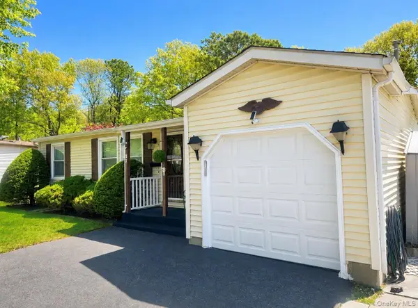 19 Village Circle S, Manorville, NY 11949