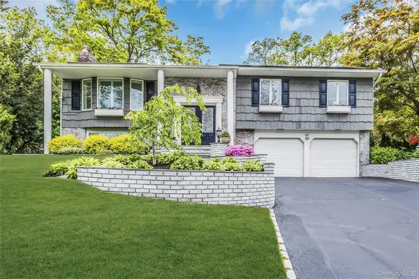 28 Penguin Lane, Commack, NY 11725