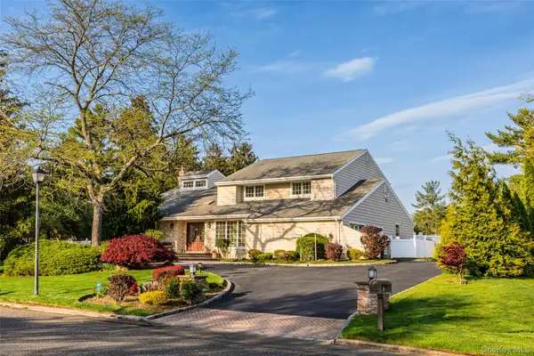 16 Cabriolet Lane, Melville, NY 11747
