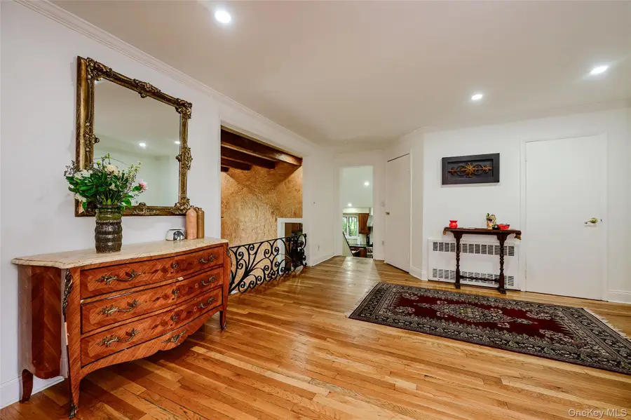27 Ridge Drive E, Great Neck, NY 11021 - #2