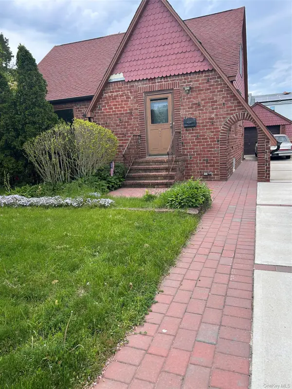 25 Kensington Court, Copiague, NY 11726