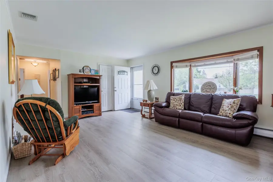 14 George Court, Bellport, NY 11713 - #3