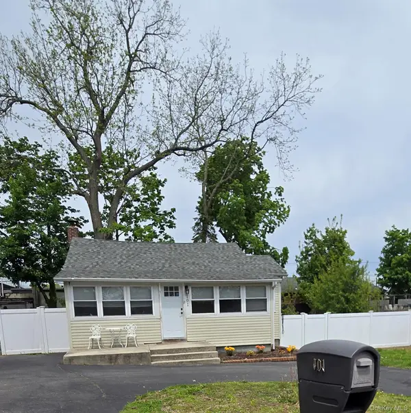 101 Wyona Avenue, Selden, NY 11784