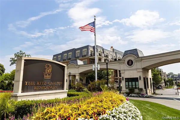 6000 Royal Court #6202, North Hills, NY 11040