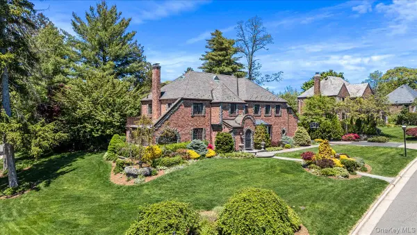 79 Aldershot Lane, Manhasset, NY 11030