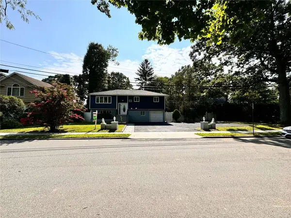 18 Park Drive E, Syosset, NY 11791