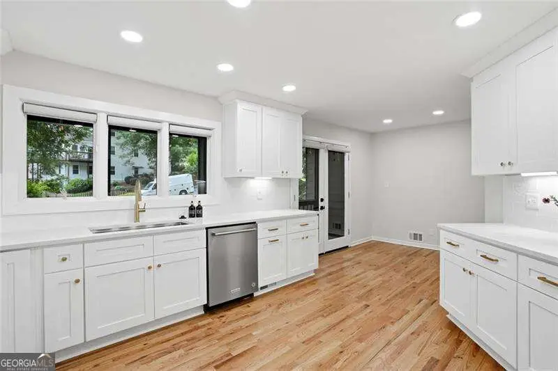 10210 Kinross Road, Roswell, GA 30076 - #3