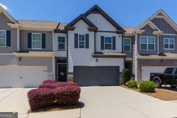 723 Woodstock Grove Drive, Woodstock, GA 30188