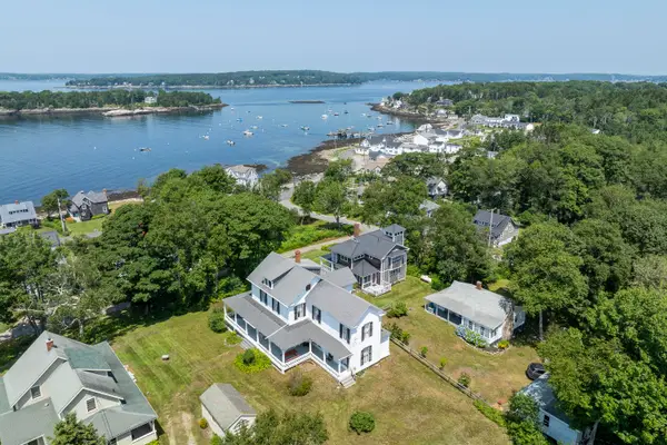 9 Grove Street, Boothbay, ME 04544