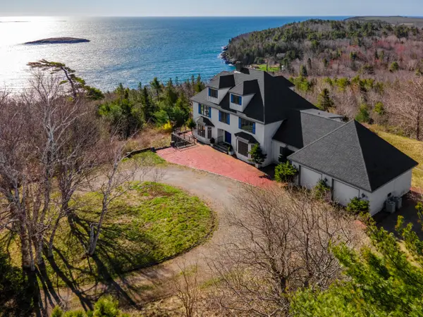 18 Greenway Court, Bar Harbor, ME 04609