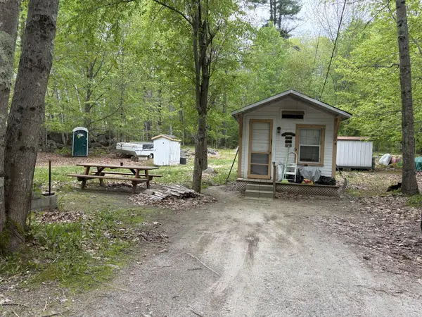 4 Mass Avenue, Raymond, ME 04071