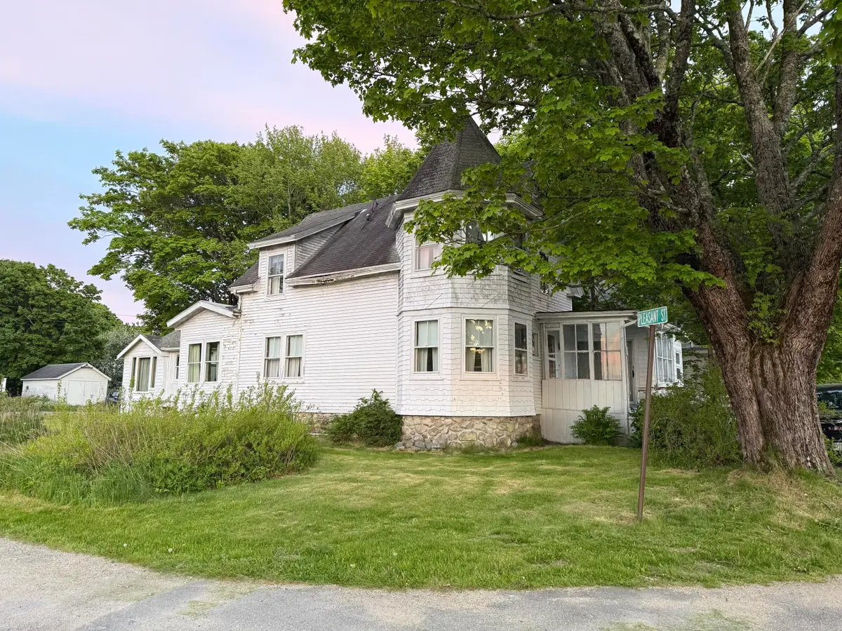 25 Pleasant Street, Vinalhaven, ME 04863 - #1